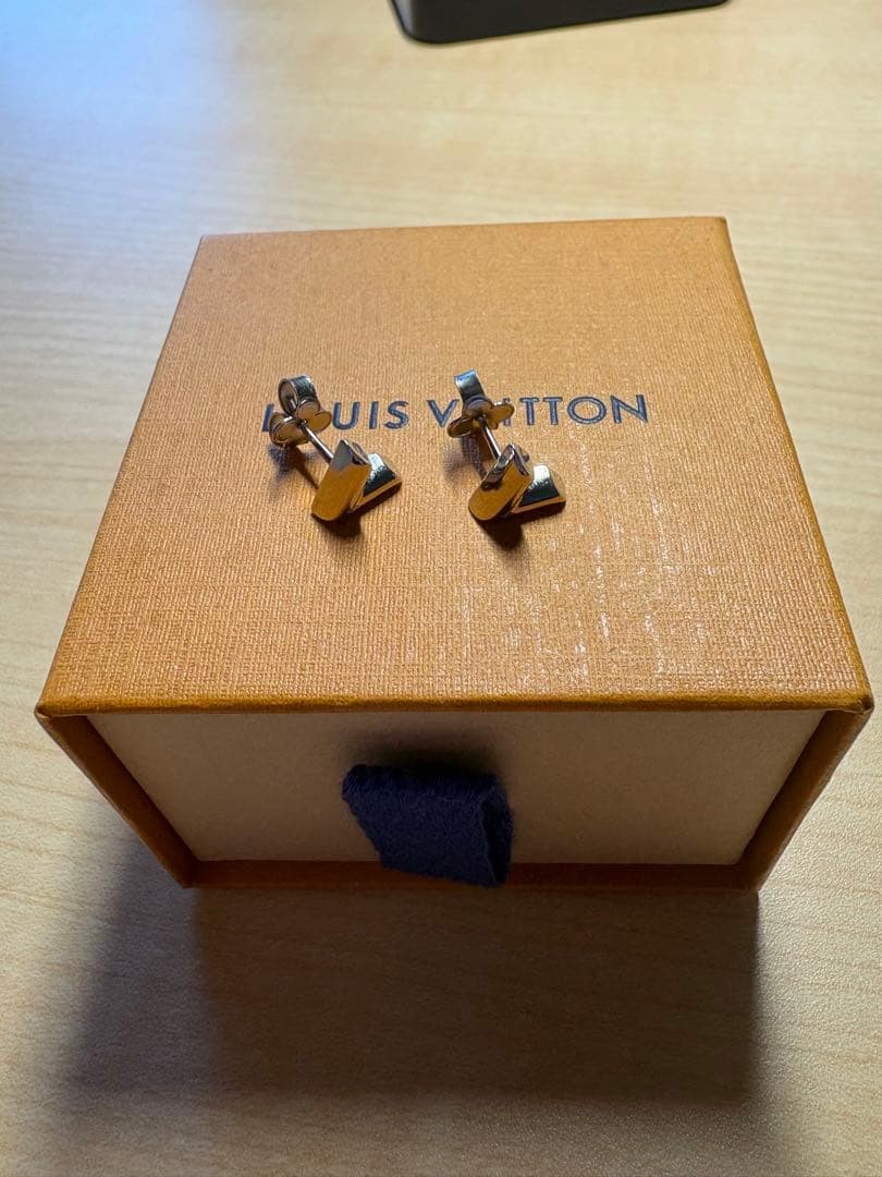 LOUIS VUITTON Earrings Essential V Silver thumbnail 8