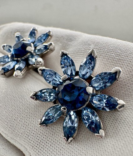 SHERMAN Shades Of Blue Rhinestone Brooch & Daisy Flower Earrings, SIGNED - Photo 4 sur 9