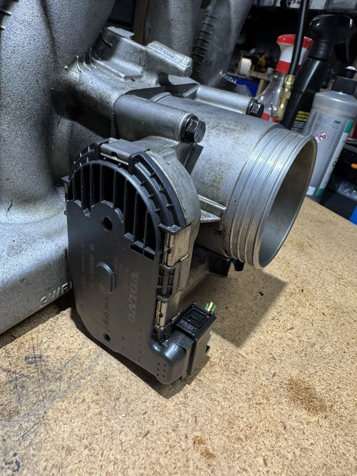 2005-2007 Volvo S60R V70R Intake Manifold & Throttle Body 2.5L 5 Cyl OEM #3013EM - Image 3 of 4