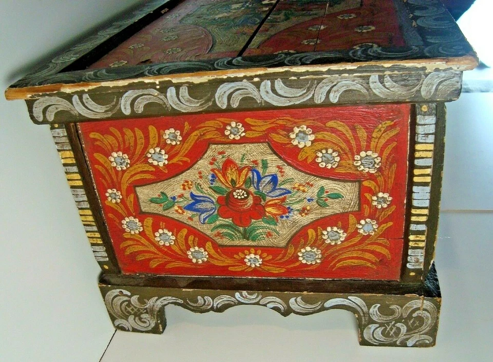 ANTIQUE PENNSYLVANIA DUTCH HAND PAINTED WOODEN BLANKET CHEST CHILDS TRUNK SAMPLE - Image 3 of 4