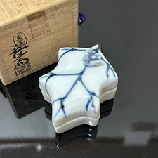 Makuzu ware blue and white incense container a single leaf tea ceremony utensil