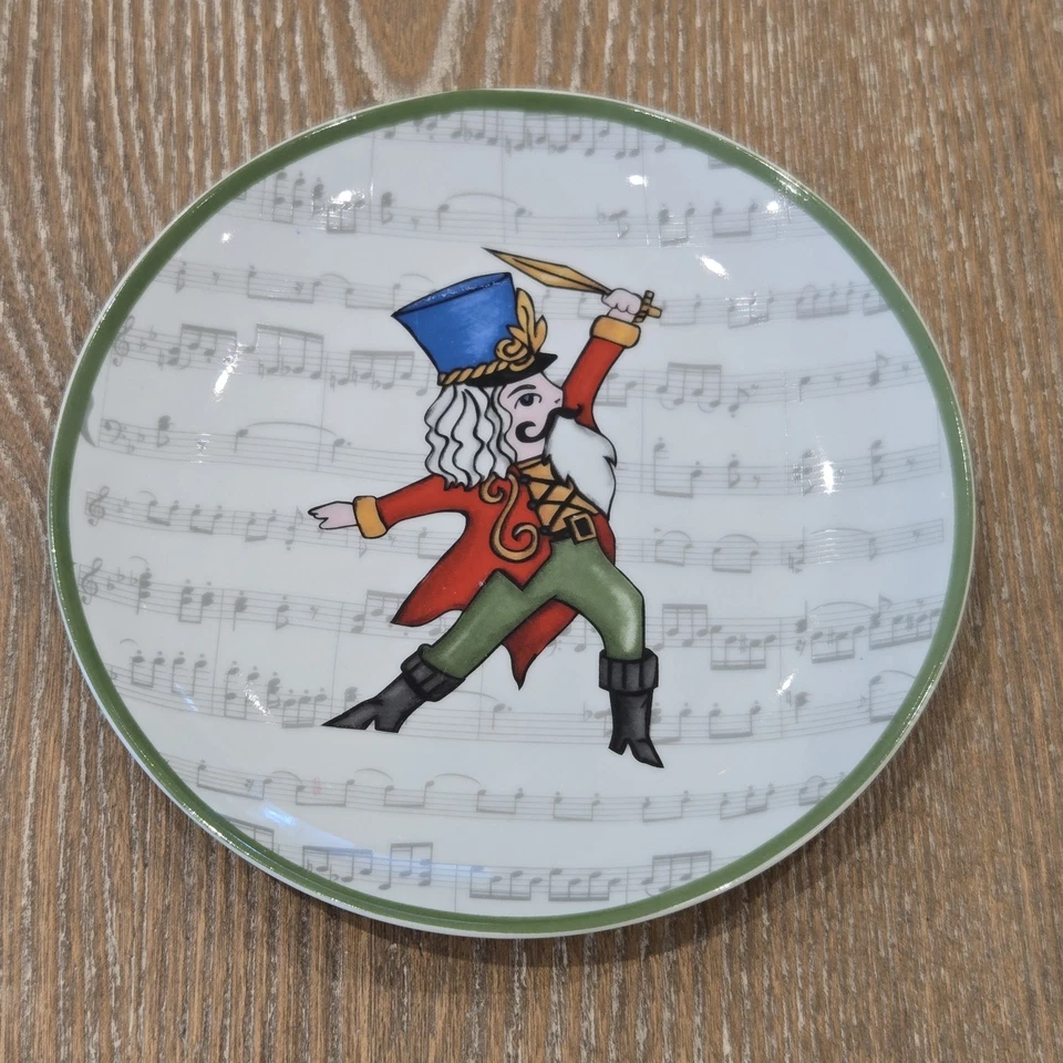 Juego de 4 platos de ballet Cascanueces 2013 Avon 7" aperitivo ensalada postre coleccionable Foto 2 de 4