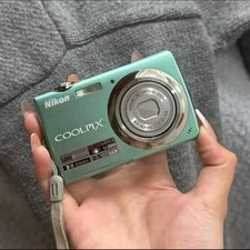 Nikon Coolpix S220 10.0 MP 3x Optical Zoom Compact Digital Camera -98 NEW