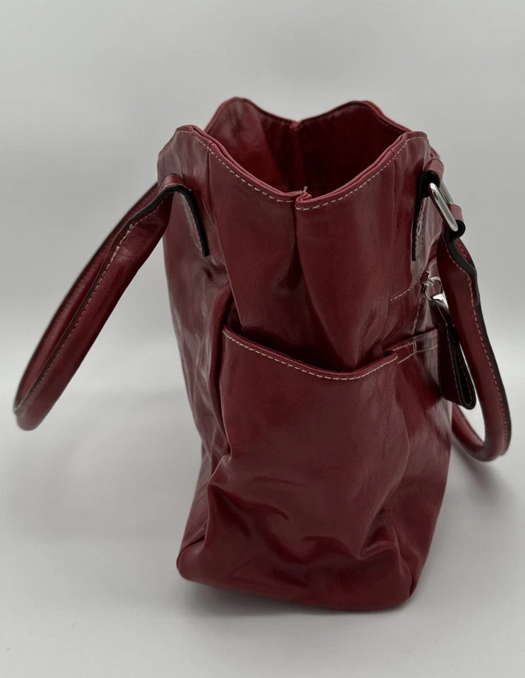 Bolso de hombro hobo de bolsillo exterior e interior de cuero rojo Rosetti para mujer Foto 4 de 4