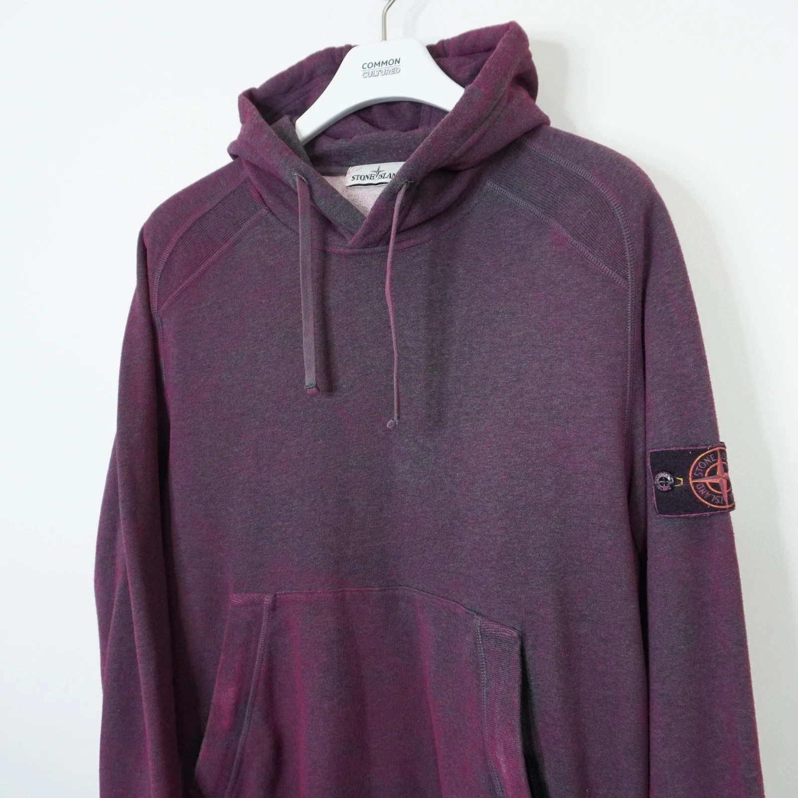Felpa con cappuccio Stone Island colore trattamento polvere rossa Medium