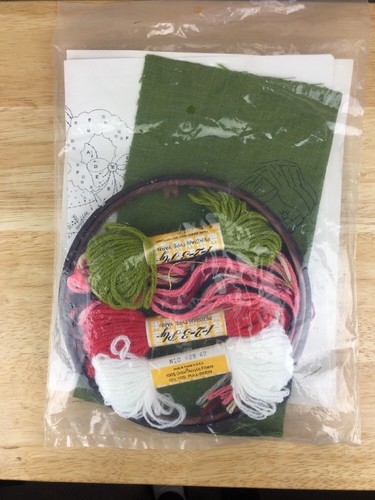 Bernat Vintage 76' Holiday Hoops Mr Mrs Santa Christmas Embroidery Kit W09190 - Picture 8 of 8