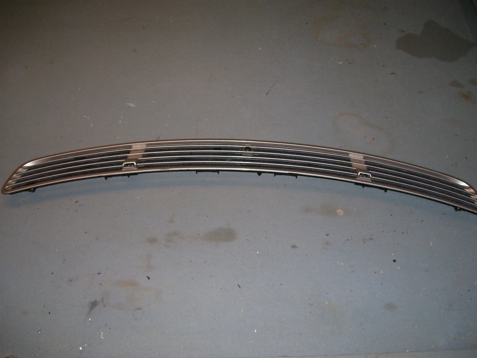 Mercedes C240 2002 genuino de fábrica OEM capó ventilación capó rejilla pantalla OEM Foto 2 de 4