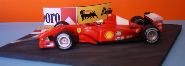 Diorama Piste F1 Stand 1/18 avec Decals Agip Marlboro