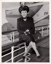BRITISH BORN GOOGIE WITHERS ABOARD THE WHITE STAR QUEEN ELIZABETH ORIG CANDID