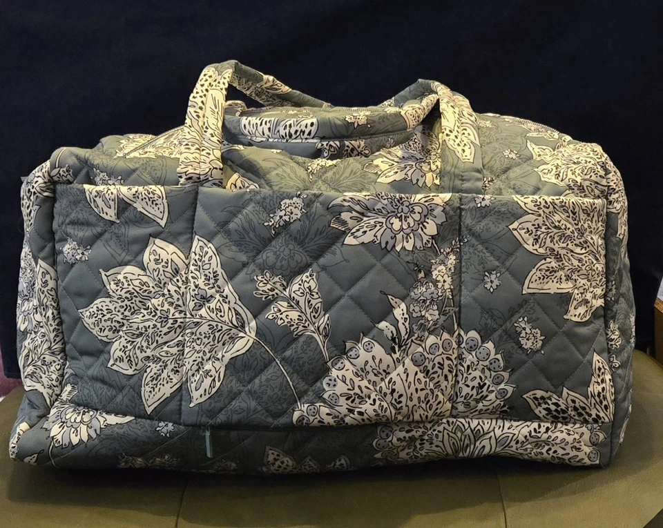Vera Bradley Medium, 18" Travel Duffel Tiger Lily Blue Oar Carry On. New - Image 4 of 4