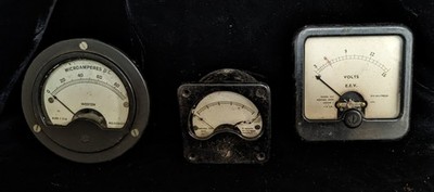 Drei Vintage kleine Meter. Elektrik - ungeprüft.