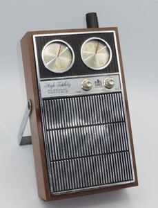 VINTAGE ROYAL LONDON NOVELTY "RADIO" FLASK/JIGGERS/FUNNEL (1969 - MADE JAPAN)