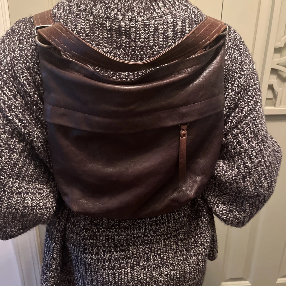 Mochila Bandolera Convertible Bolso Hobo de Cuero Áspero y Caída Hecha en EE. UU./Maine  Foto 3 de 4