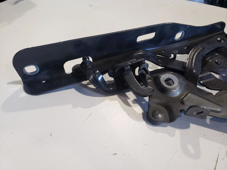 Right Front Hood Bonnet Hinge - 2016 Audi TT Quattro MK3 S-LINE Conv - 8S0823302 - Image 4 of 4