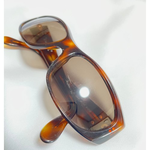 Vintage CHANEL brown frame and grey shade sunglasses with golden CC motifs - Picture 9 of 10