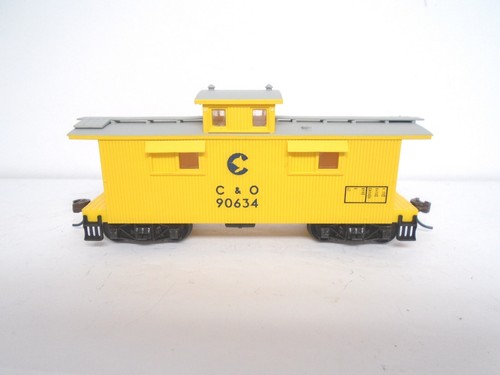 Walthers Ho 932-7525, 25' Wood Caboose, C&O 90634 - Picture 2 of 3