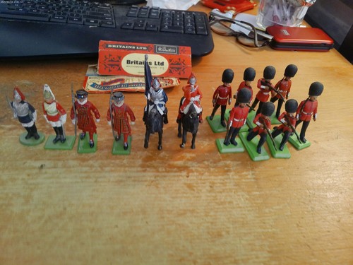 14 BRITAINS REGULAR & DEETAIL BRITISH GUARD & SOLDIER FIGURES