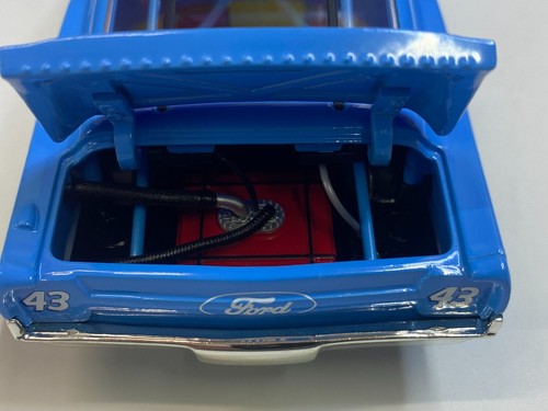 MOTORSPORTS AUTHENTICS 1/24 SCALE 1969 FORD TORINO COBRA SIGNED BY RICHARD PETTY - Picture 11 of 22