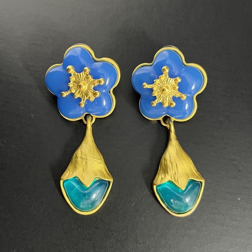 Orecchini stile Gripoix fiori traforati resina blu opaco tono oro dichiarazione - Foto 3 di 7