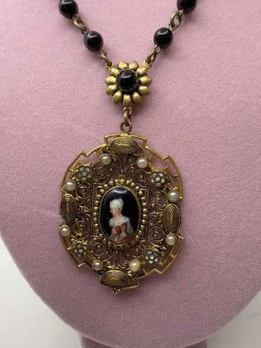Vintage verzierte Art Deco Damen Portrait schwarze Perlen goldfarbene Akzente Halskette - Bild 2 von 9