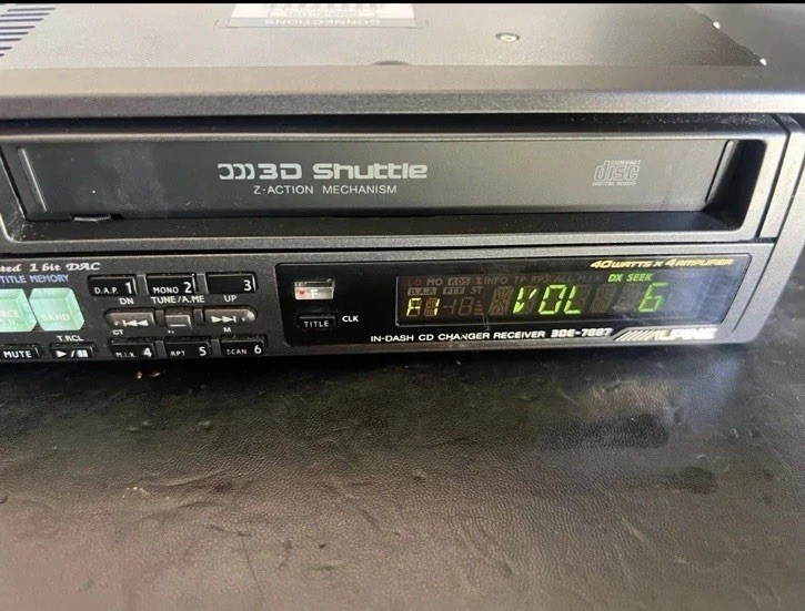ALPINE In-Dash CD Changer　3DA-7885J Junk ALPINE 3DA-7885J in-dash CD changer MDA-5051 MD changer