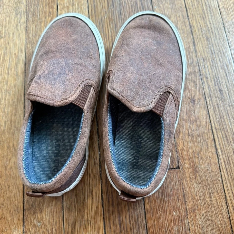 Zapatillas sin cordones Old Navy de cuero sintético para niño Foto 2 de 4