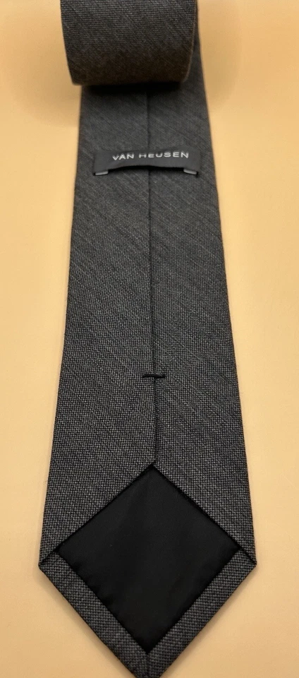 Gravata Van Heusen cinza escuro fina masculina em excelente estado usado - Imagem 3 de 3