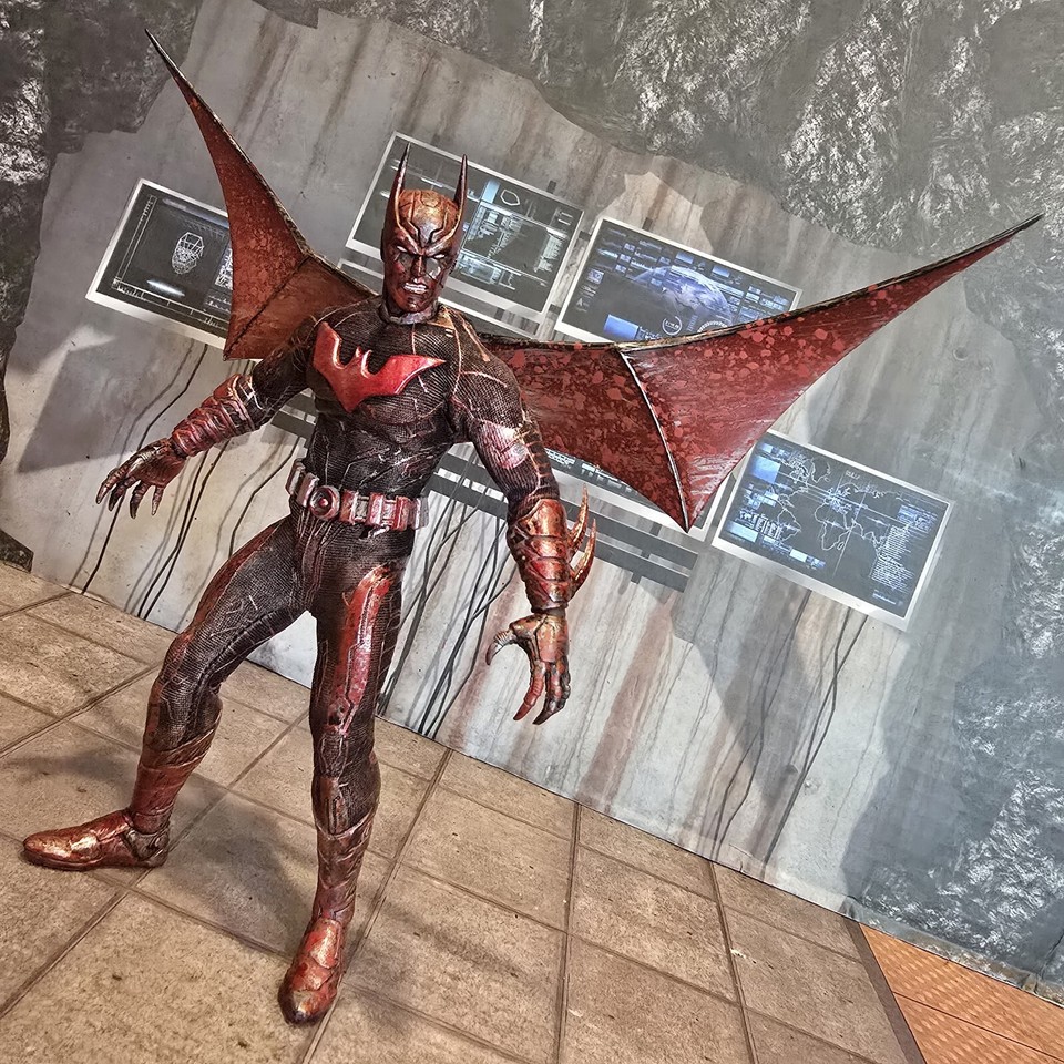 Mezco One 1 12 SDCC 2018 Batman Beyond Custom Battle Damage McFarlane mezco-one-1-12-sdcc-2018-batman-beyond-custom-battle-damage-mcfarlane
