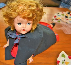 Vintage 1950s Jointed Usa 170 Sleeping Doll Trunk And Clothing