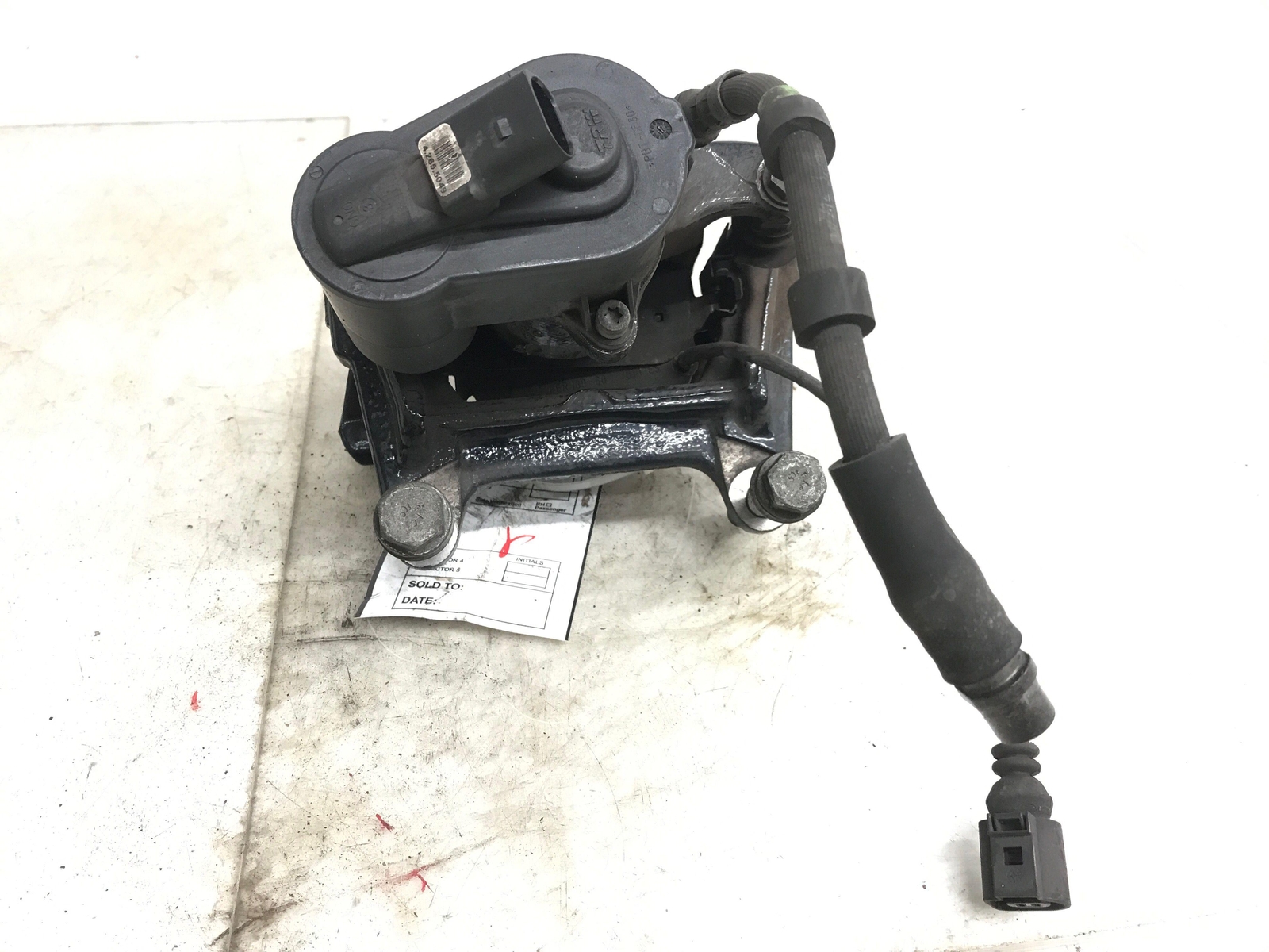 2013 - 2019 BENTLEY FLYING SPUR RIGHT REAR BRAKE CALIPER W/ BREAK ACTUATOR OEM