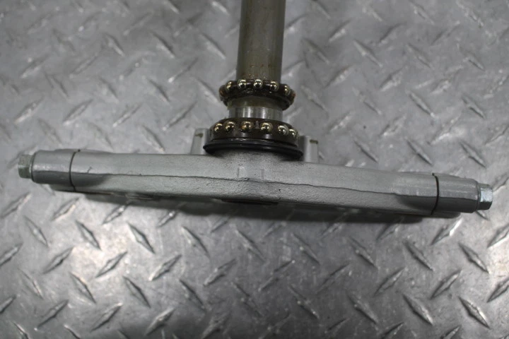 Abrazadera de horquilla delantera Suzuki GZ250 2000 superior inferior completa triple árbol---arañazos Foto 2 de 4