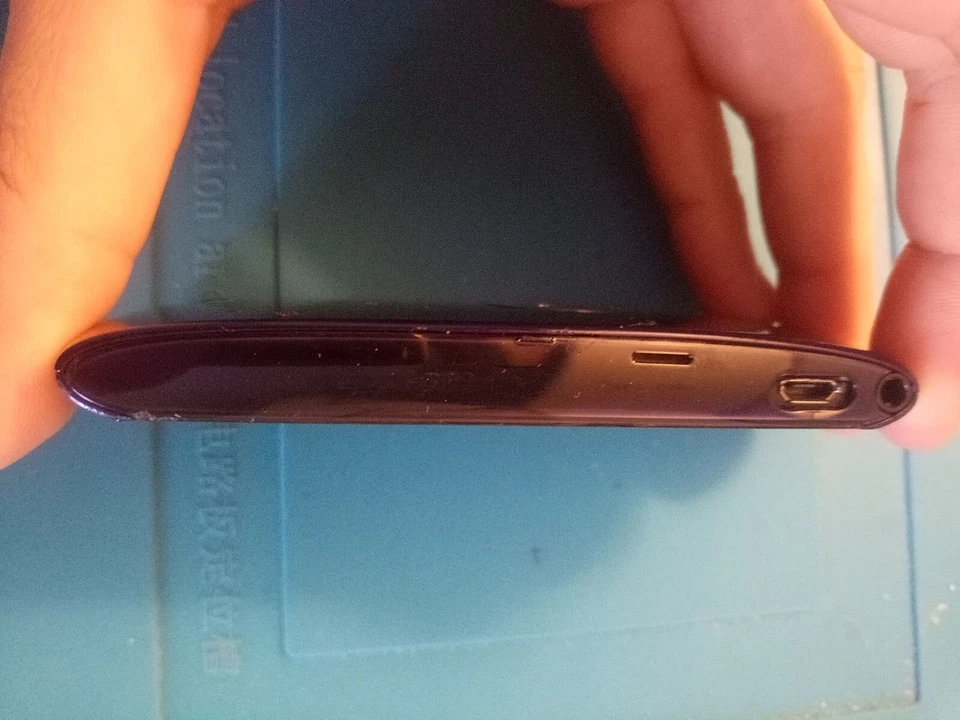 Sony Ericsson Vivaz U5i Viola - Immagine 4 di 4