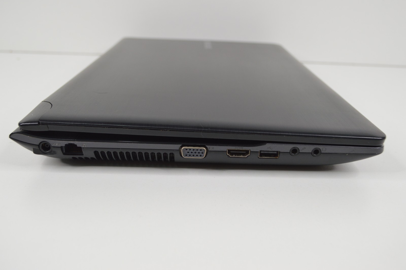 Samsung NP300E5A-A01UB Laptop W/ Windows 10 Home i3-2330M 2.20GHz 4GB Ram DVDOpe