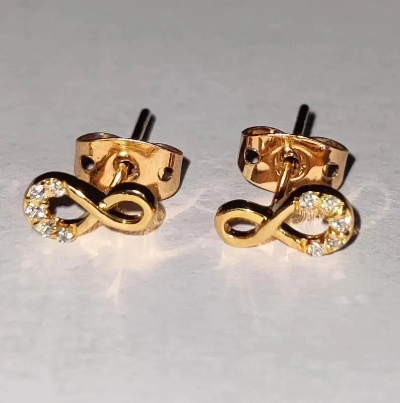 Aretes con nudo infinito de diamantes de corte redondo de 0,50 quilates enchapados en oro rosa de 10 quilates Foto 2 de 4