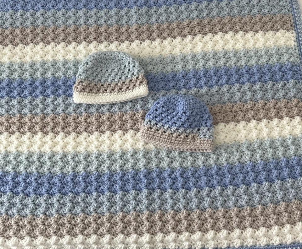 Manta de ganchillo hecha a mano Baby Lovey Blankie 28” X 26” azul blanco tostado sombreros Foto 2 de 3