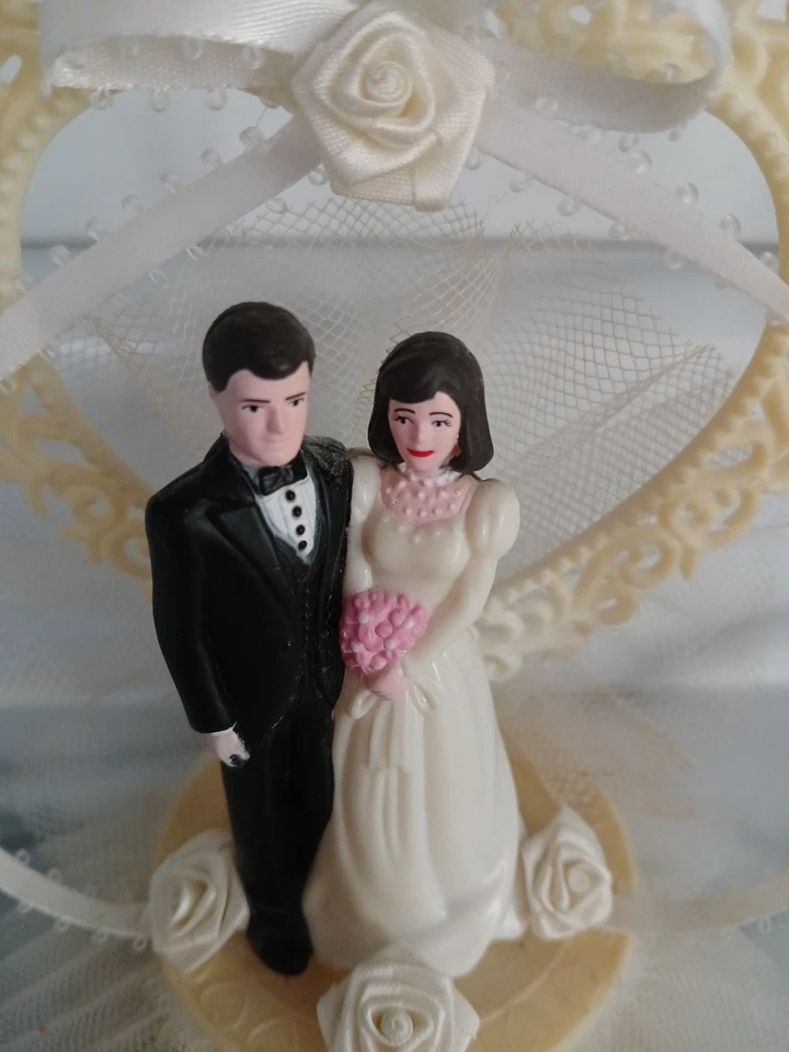 Topper de pastel de boda vintage, novia y novio, adorno de corazón y tul Foto 2 de 4