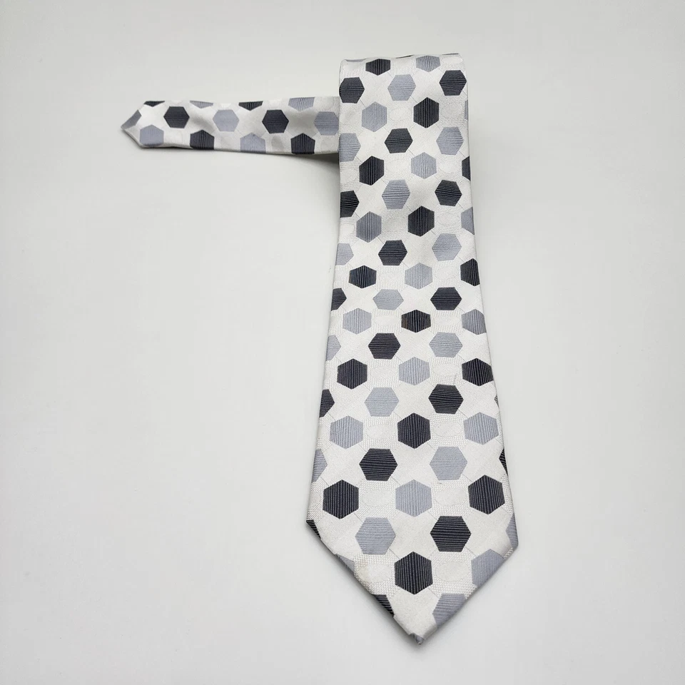 CORBATA DE SEDA PARA HOMBRE SETAZONE - PATRÓN HEXAGONAL PLATEADO/GRIS/NEGRO - HECHA A MANO Foto 2 de 4