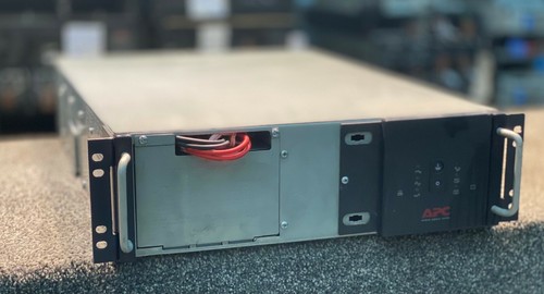 APC 2200VA UPS - Front plastic missing - 3u - New Batteries - 12 Month RTB - 第 3/7 張圖片