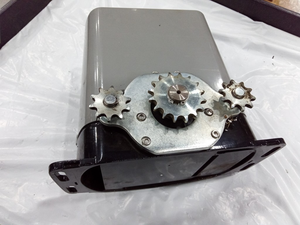 Blütezeit 1400lb Solar Sliding Gate Opener w/ Solar Panel, WiFi & Battery-Used