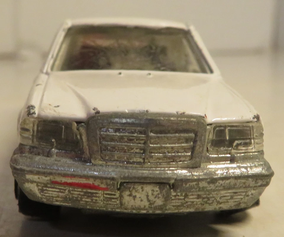 Литой под давлением белый лимузин аэропорта Road Champs Deluxe 1:64 1992 с открывающимися дверями - Изображение 4 из 4