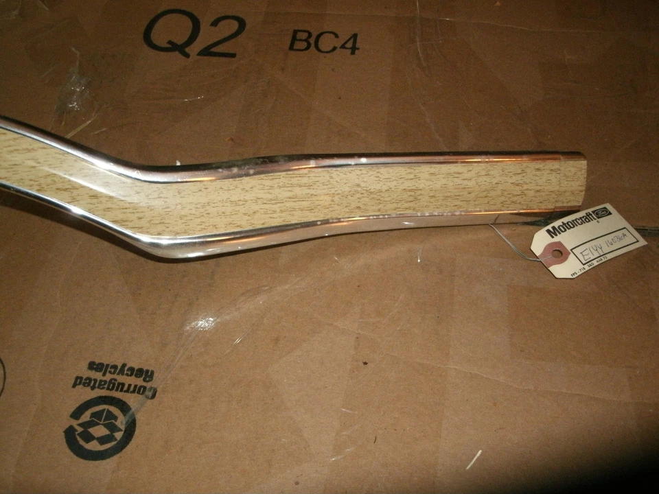 NOS 1981 82 83 MERCURY LYNX WAGON FRONT FENDER WHEEL LIP MOULDING RIGHT HAND Foto 3 de 4