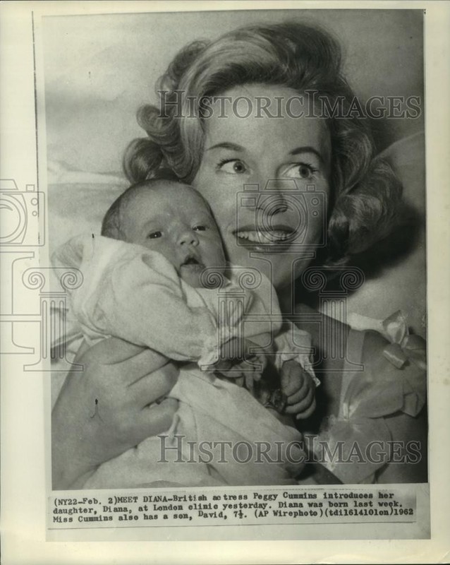 1962 Press Photo Peggy Cummins introduces her daughter, Diana at London clinic.