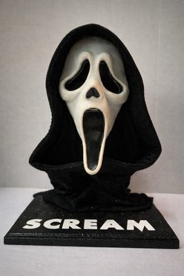 Scream Sparkling Metallic Ghostface Mask Display Stand *Special Edition*