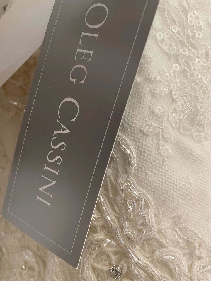 Vestido de novia Oleg Cassini estilo CWG568 talla 10 con vestido de baile sin cordones Foto 2 de 4