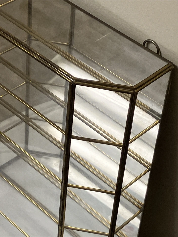 De colección MCM Latón y Vidrio Expositor Curiosidades Gabinete Colgante 5 Estantes Espejo Puerta con Bisagras Foto 3 de 4