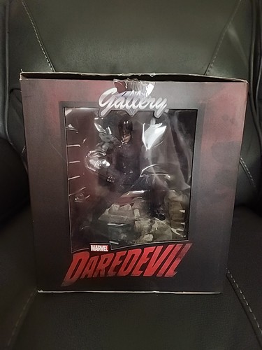 Daredevil Statue Diamond Marvel Select (netflix Version) 2018 - Picture 2 of 7