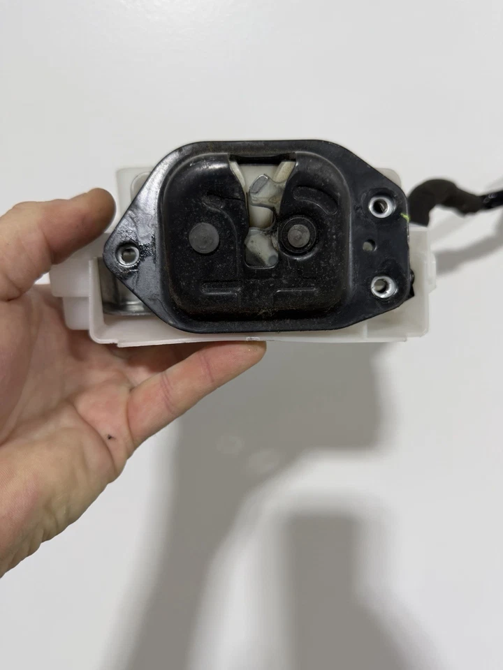 Оригинальный привод замка задней двери подъемного борта NISSAN QUEST 2011-2017 б/у - Изображение 3 из 4