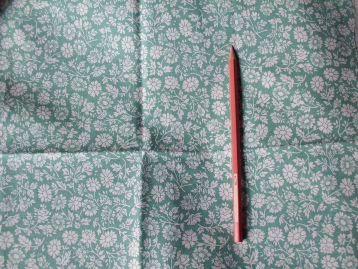 Lot De 2 Coupons Tissu Gorjuss Avec Fleurs Vertes - Coton, Motif Poupée, Neuf