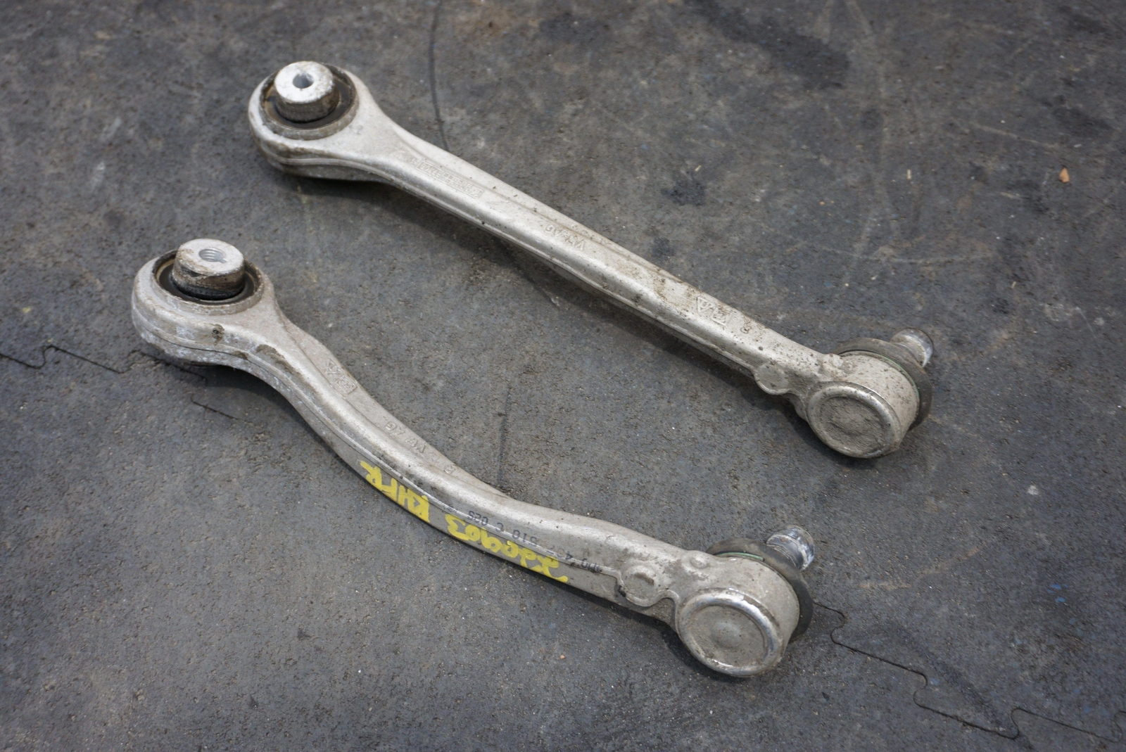 Set Front Right Upper Forward & Rearward Control Arm 4M0407506 Bentley Bentayga