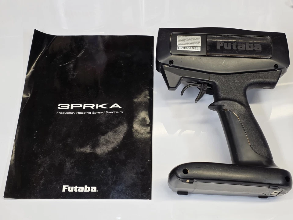 FUTABA 3PRKA 2.4GHZ 3 canales digital proporcional sistema de R/C para modelos de superficie Foto 4 de 4